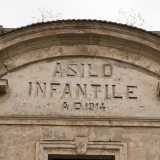 In cima alla sua facciata � inciso l'anno in cui fu eretto...